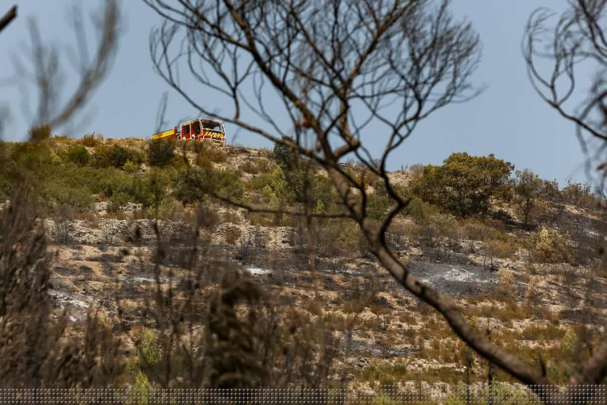 Incendies dans le Var : une bataille de plus remportée ce lundi grâce à de gros moyens, la prudence reste de mise