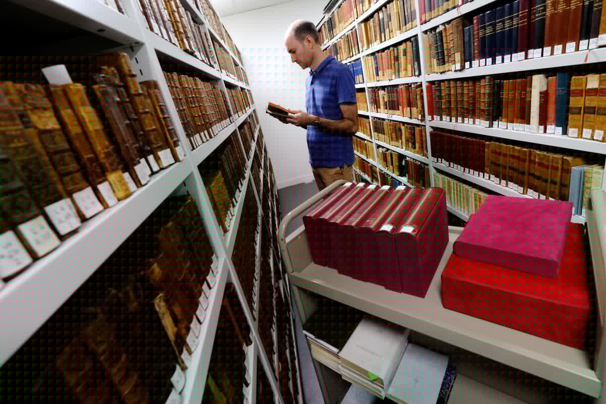 Manuscrit du XVIe siècle, dictionnaire commandé par Napoléon… Découvrez les trésors qui se cachent dans les réserves de la médiathèque d’Antibes