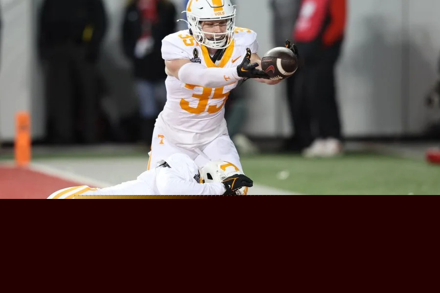 Tennessee linebacker Carter gets 2-game ban for accepting $427 flight