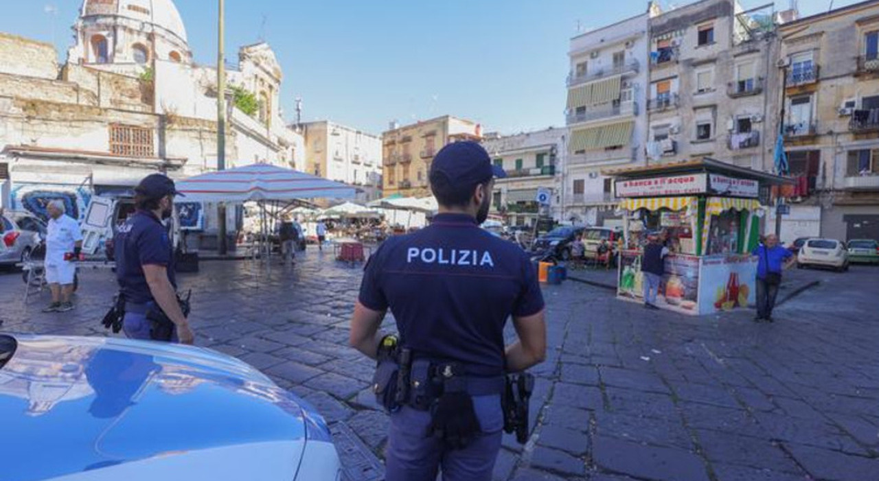 Accoltellato alla nuca e preso a pugni sul naso durante maxi-rissa: uomo grave in ospedale a Napoli