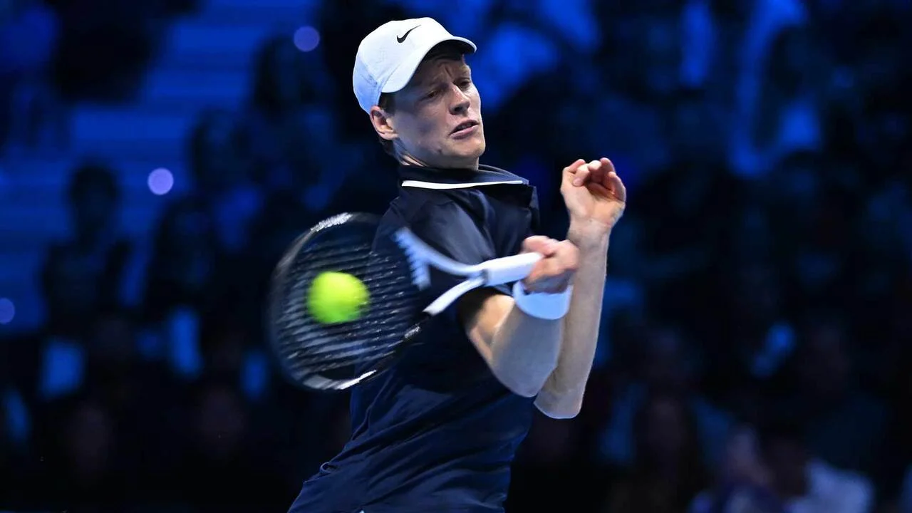 Tenis.-El tenista italiano Sinner se baja de Cincinnati por problemas en la rodilla derecha