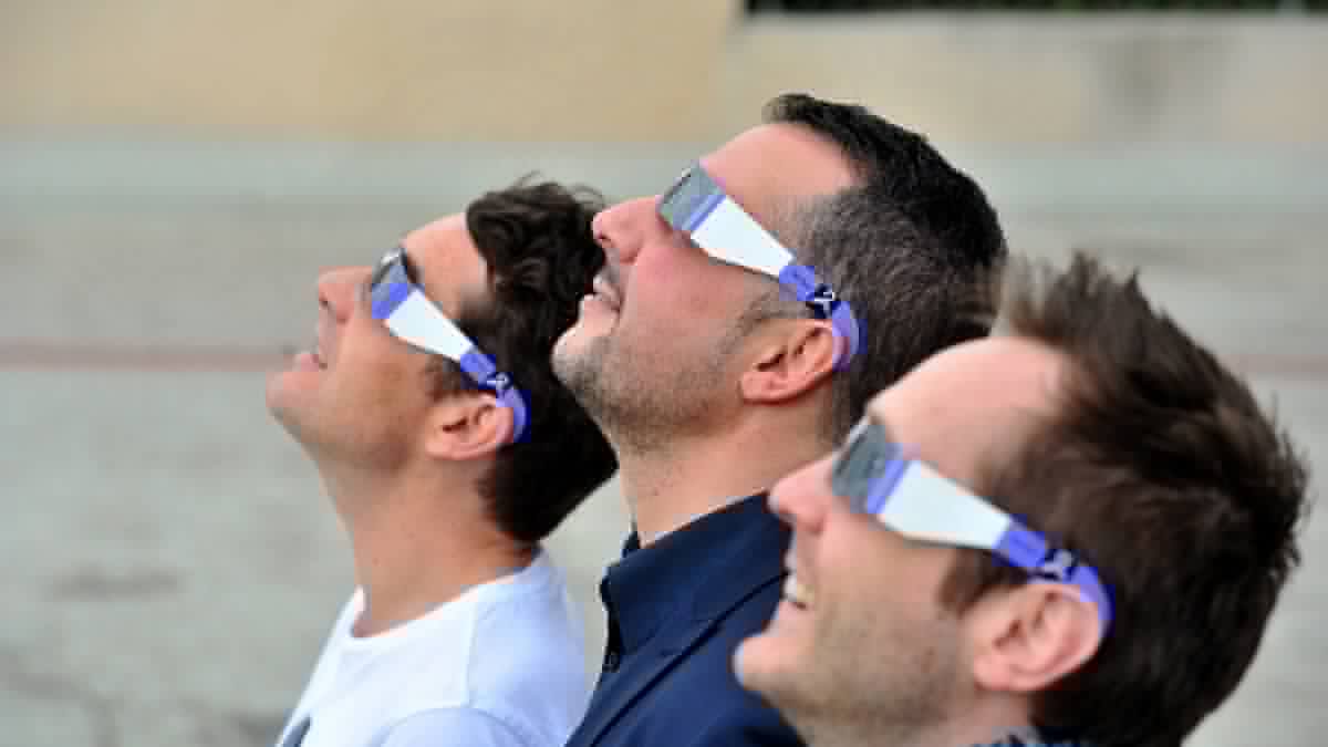 REPORTAGE. "Nous nous sommes fait dévaliser" : à deux semaines de l'éclipse solaire, certains stocks de lunettes homologuées à Toulouse bientôt épuisés