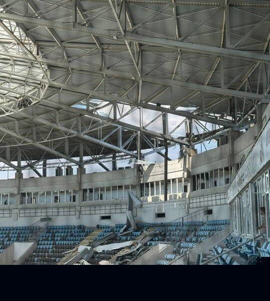 Stadionul Cernomoreț din Odesa, unul dintre cele mai mari din Ucraina, grav avariat după un atac rusesc. Meciul din campionat a fost amânat