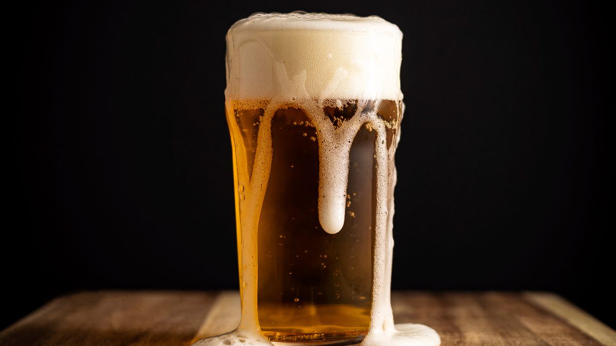 Pinkeln: Treibt Bier mehr als andere Getränke?