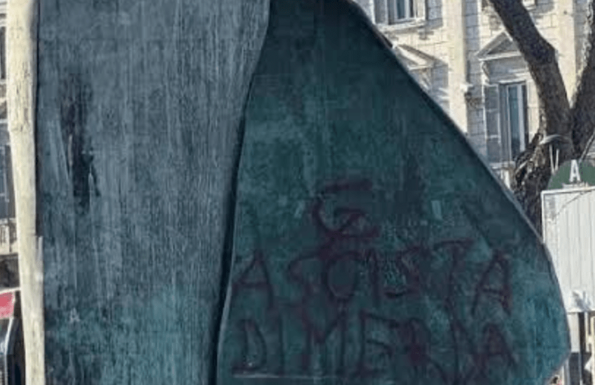 Roma, vandalizzata la statua di Papa Wojtyla: scritta offensiva e simbolo comunista