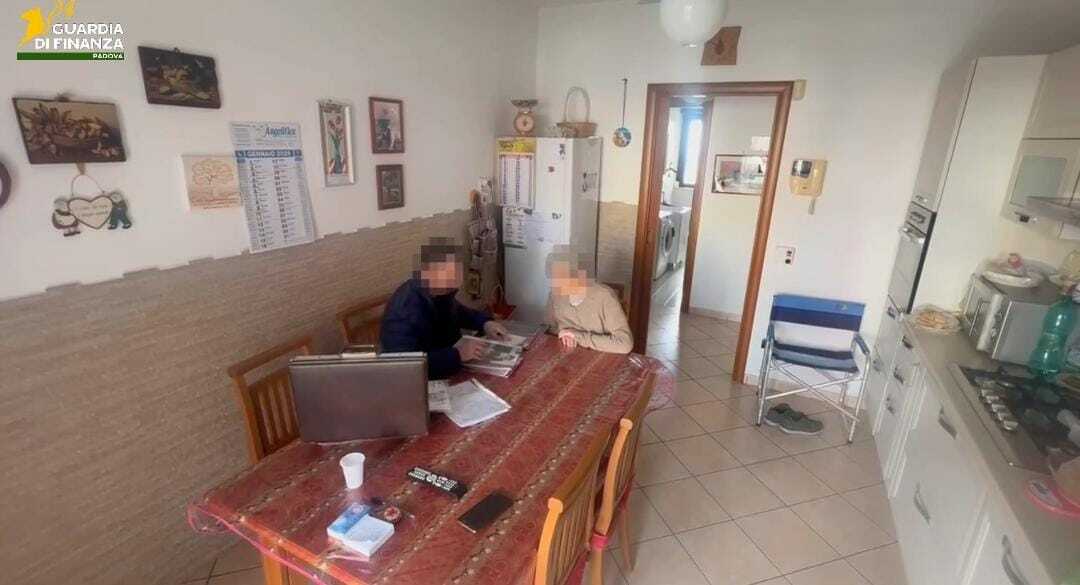Truffe porta a porta ed estorsioni: colpite oltre 1.200 anziane, chiesto il rinvio a giudizio per una banda attiva anche nel Savonese