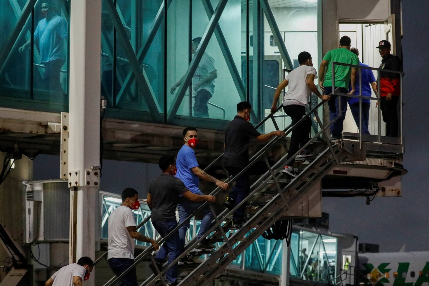 U.S. Supreme Court lets Trump strip temporary status from Venezuelan migrants