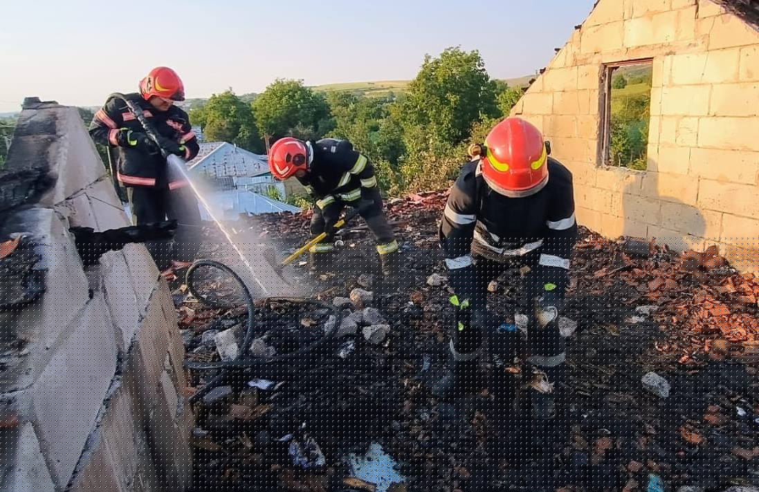 Două incendii de locuințe în aceeași seară în județul Bacău. O persoană a ajuns la spital cu arsuri