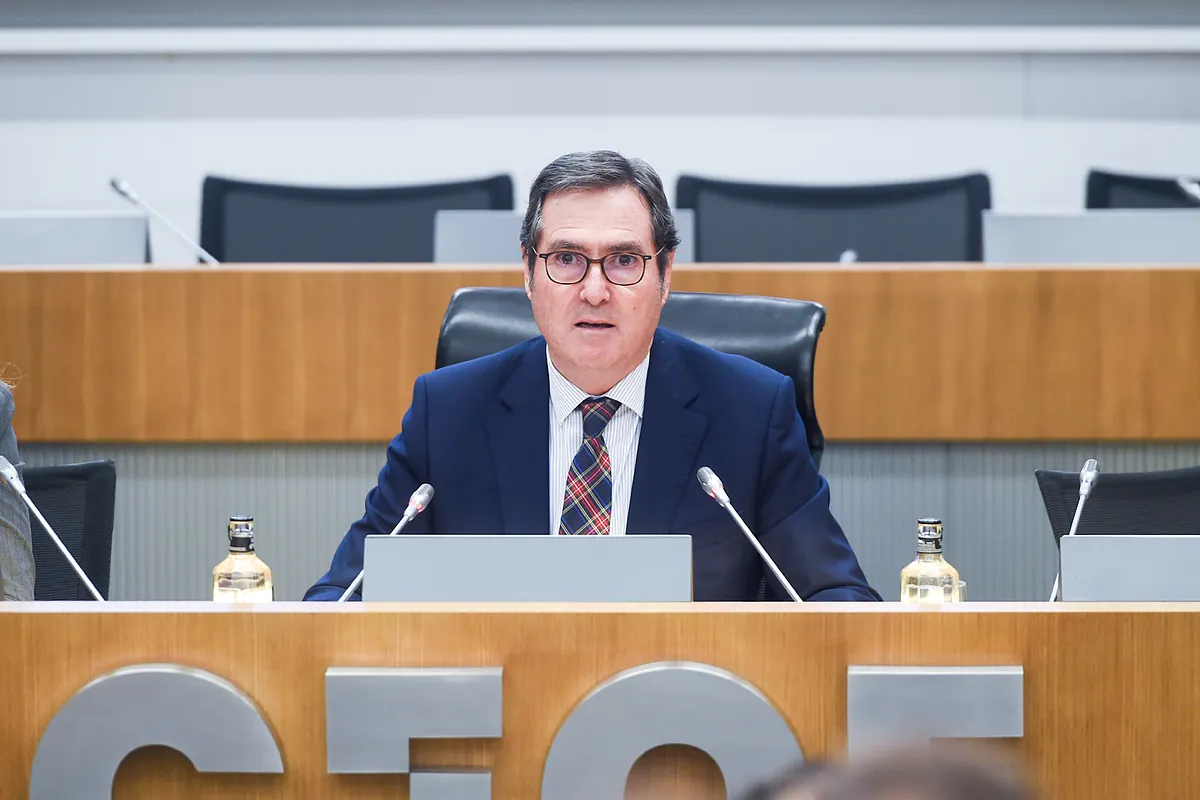 CEOE y Cepyme tachan de "trilera" la rebaja fiscal por alza del SMI propuesta por Hacienda