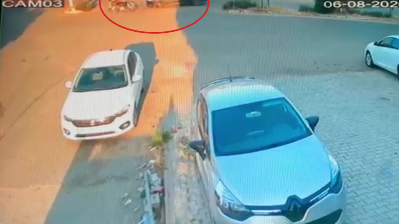 Otomobil ve hafif ticari araçla çarpışan motosikletin sürücüsü öldü; kaza anı kamerada