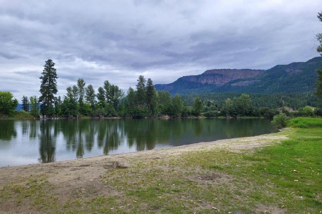 Calgary man says beachside heroics saved his son from drowning in Enderby river