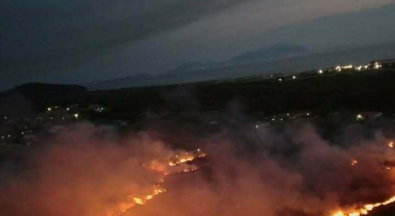 Incendio nella notte all'ex base di Licola: fiamme nell'area militare dismessa, arrestato 52enne