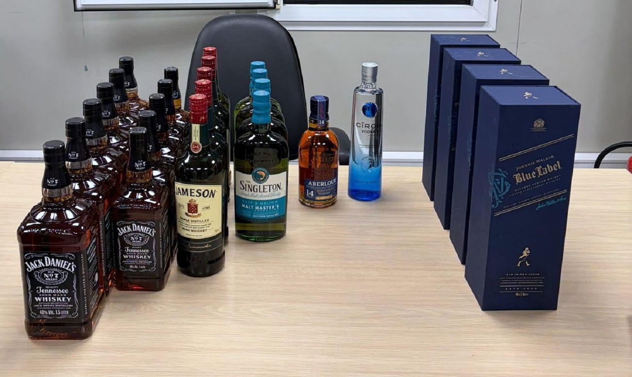 Prvo su našli ranac sa 90.000 evra, a onda i ogromnu količinu alkohola: Pogledajte šta su carinici zatekli na Batrovcima (FOTO)