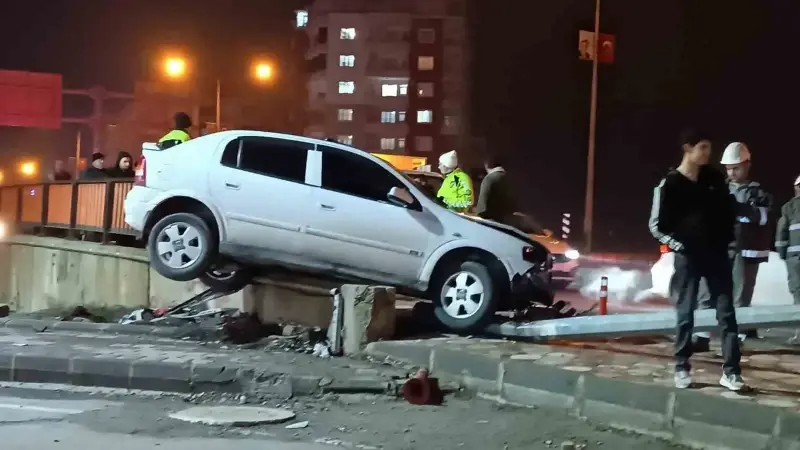 Batman’da kontrolden çıkan otomobil demir korkuluklara çarptı: Bir yaralı