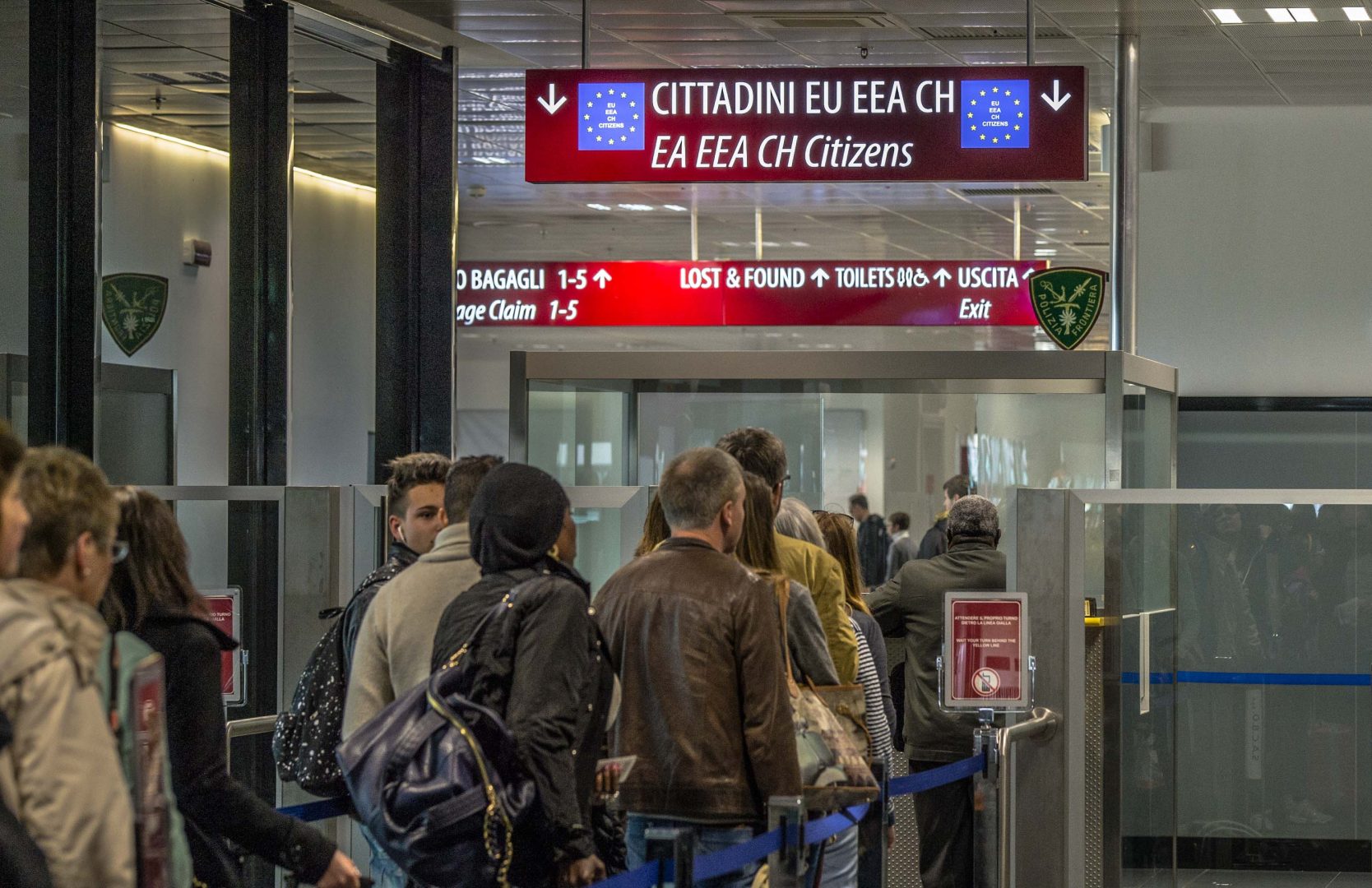 Scontro Italia-Spagna sui controlli, l’Ue prova a mediare. Tajani “Fino al 15 agosto non potremo cambiare decisione su Schengen”