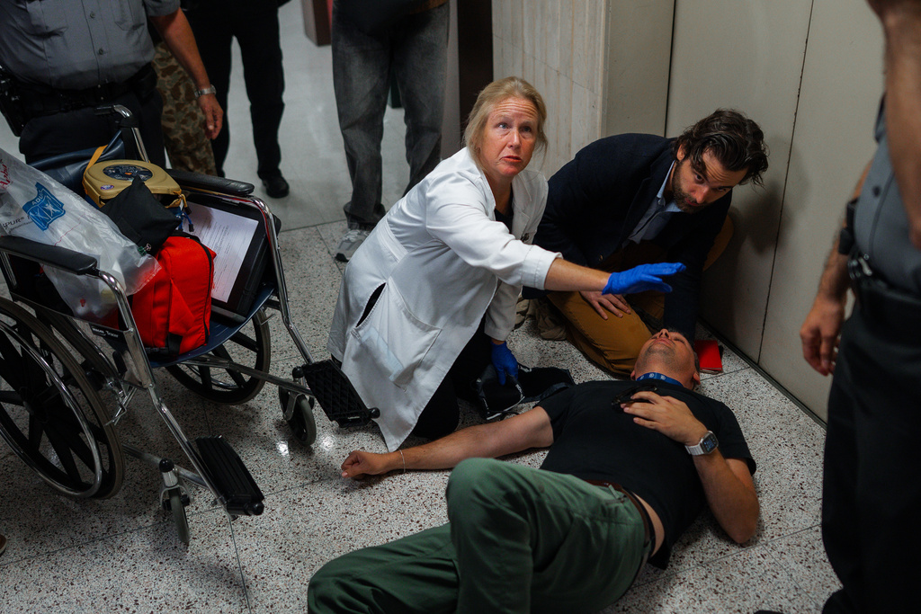 Federal agents grab and shove journalists outside NYC immigration court, sending one to hospital