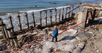 Declaring Malibu's fire recovery a failure, city's rebuild ambassador quits and says mayor should go, too