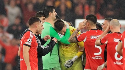 VIDÉO. La folle action qui élimine l’OM de la Ligue des champions avec le but du gardien de Benfica à la dernière minute