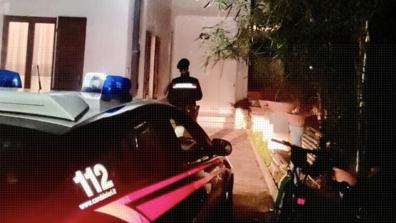 Ladri in casa mentre la famiglia dorme: traditi dalle notifiche della carta rubata e trovati al bar