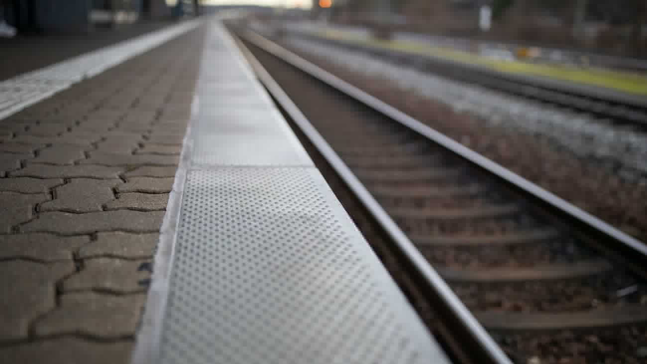 Streit um Strohhut: Mann stößt 67-Jährigen auf Gleis – Zeugen verhindern Flucht