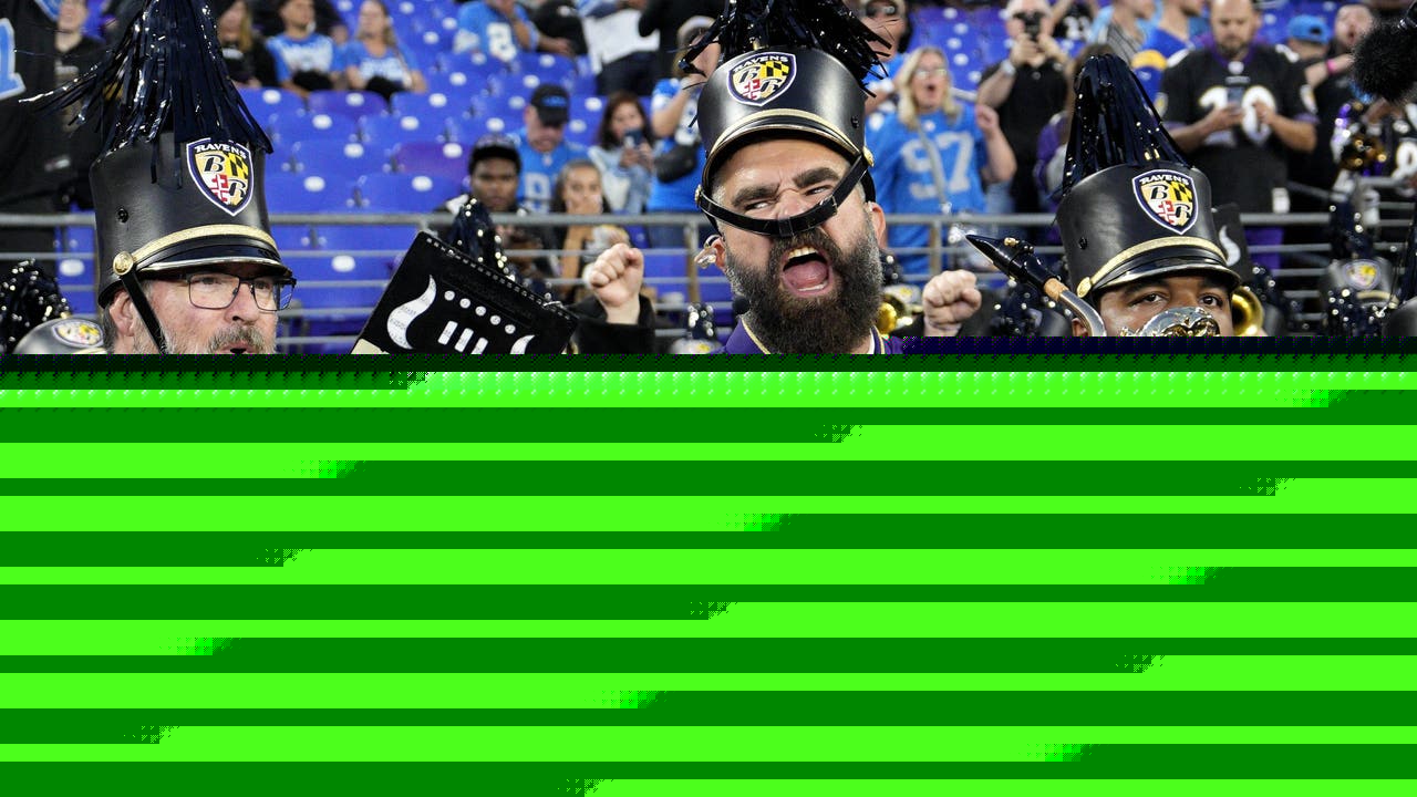 Jason Kelce joins the Ravens marching band before Lions Monday Night Football game