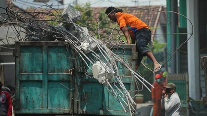 Death toll rises in search for Indonesian students