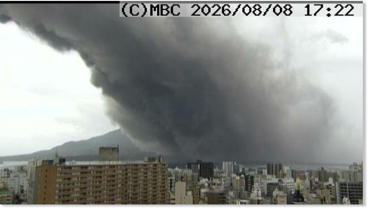 BEST OF THE WEB: Huge eruption of Sakurajima Volcano, Japan on August 8 - ash plume 2,200 meter high