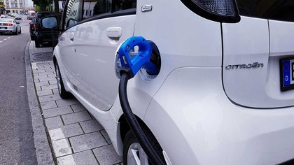 Faconauto y AEDIVE despejan las dudas sobre la recarga con un nuevo decálogo práctico del vehículo eléctrico