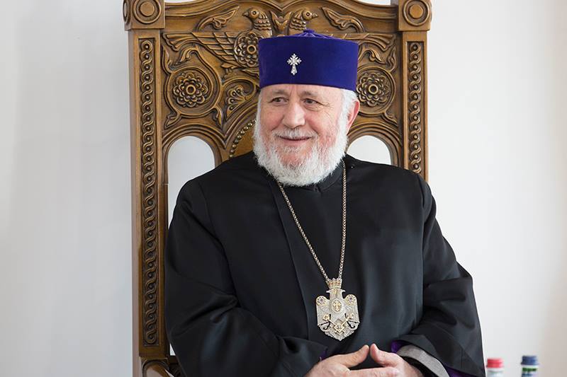 Armenia, il processo a Karekin II si ferma subito: il giudice si astiene. E lo scontro tra governo e Chiesa si congela in tribunale (Irina Sokolova)