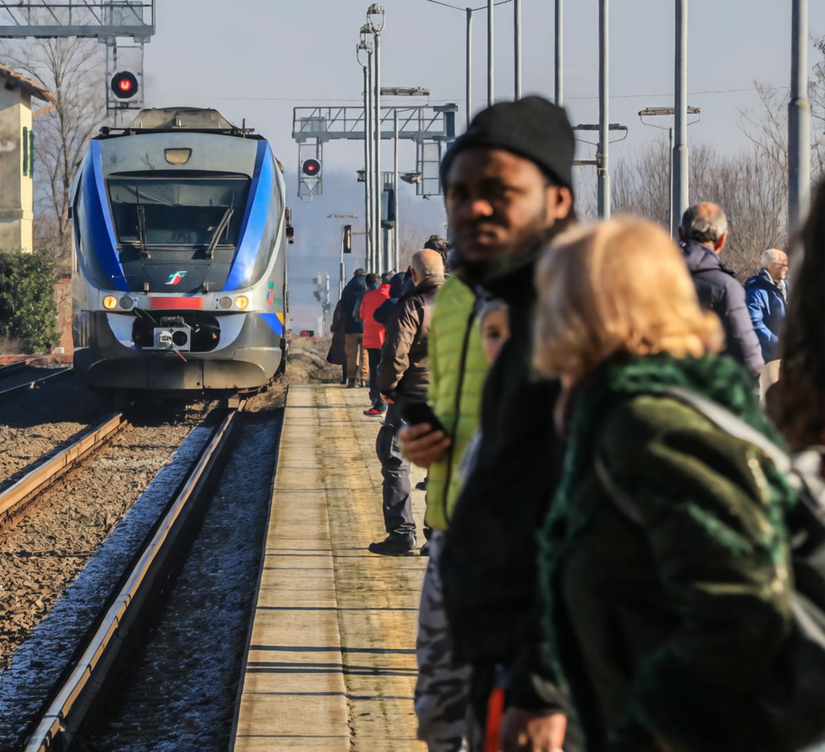 Quattro week-end senza treni. Giorni di fuoco per i pendolari