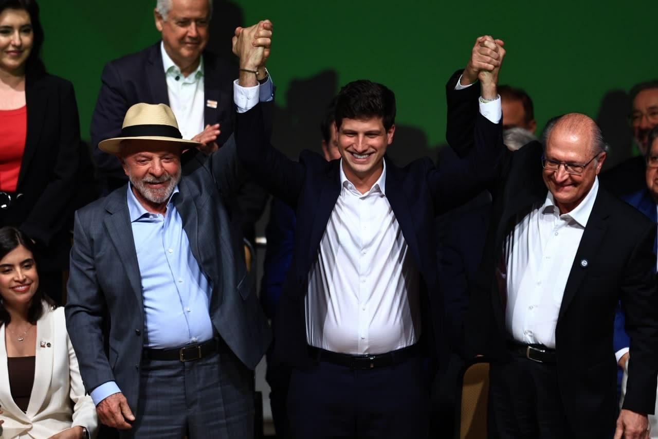 Lula diz que irá 'fazer a guerra da narrativa' contra Trump em convenção que oficializou Alckmin como vice