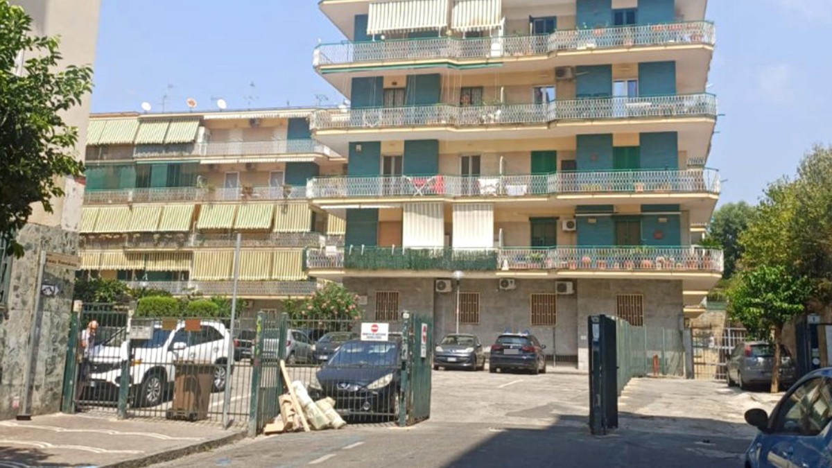 Trovati due cadaveri in avanzato stato di decomposizione in casa a Portici, zia e nipote morti da 5 giorni