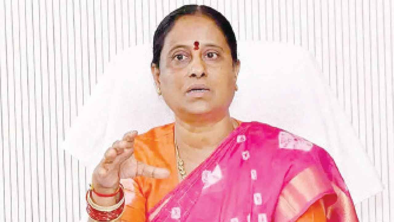 Amid raging row, Surekha meets and greets CM to patch up things