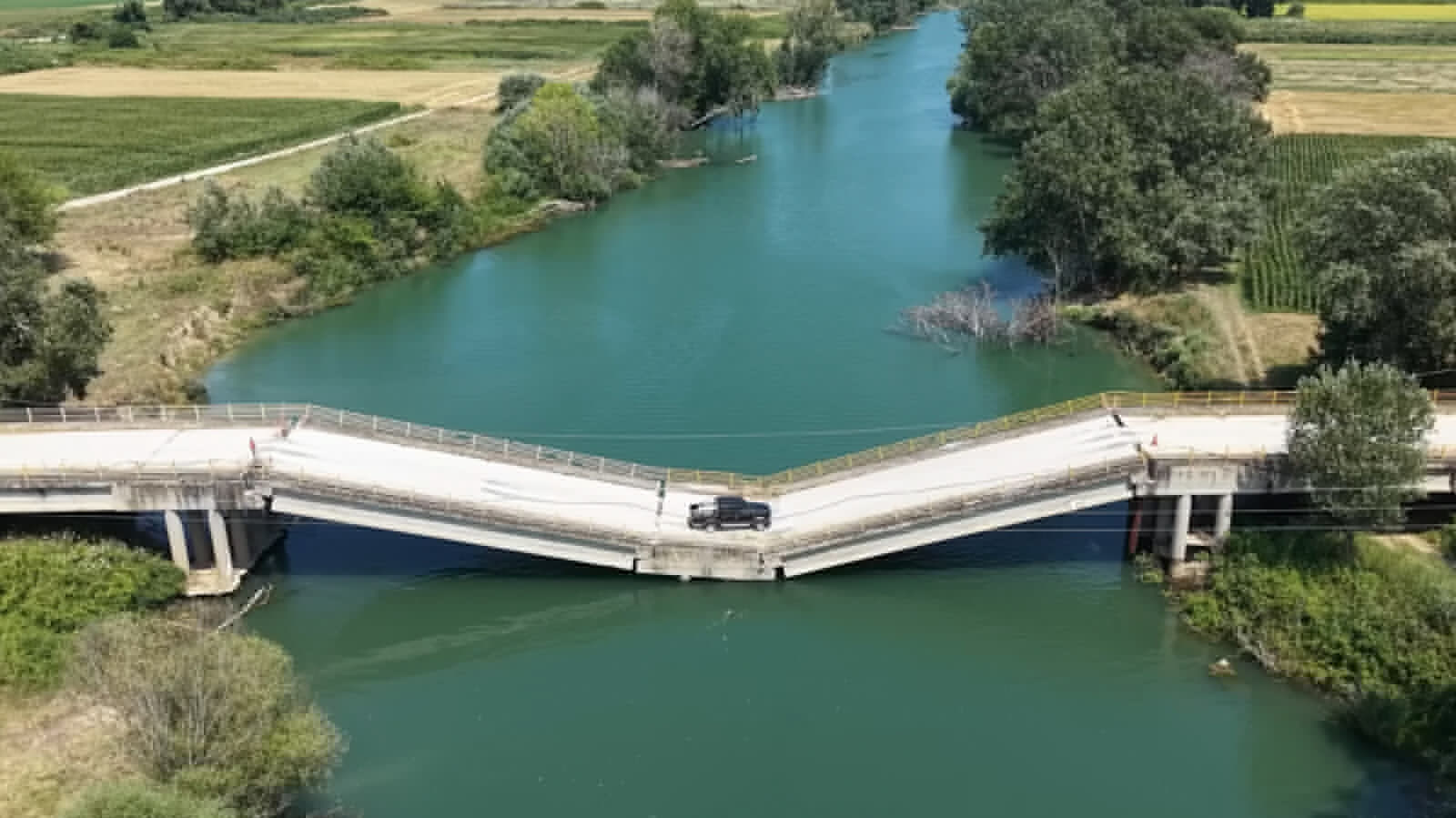 A new version of Russian roulette for Greek drivers: will my vehicle be the one that finally collapses this bridge into the river? [Scary]