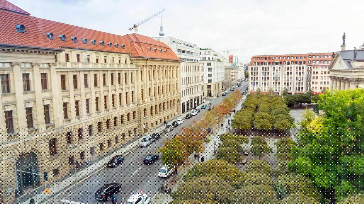 Schimbări importante pentru români: Nu mai poți cumpăra o locuință sau o mașină fără certificatul fiscal, primăriile se digitalizează, iar pasagerii trebuie să își cunoască drepturile