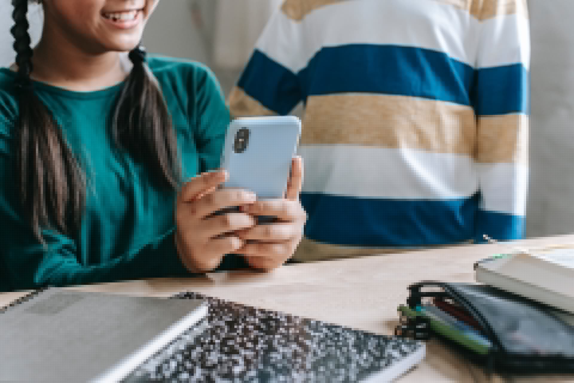 In Francia divieto di smartphone a scuola, ma nei licei attuazione difficile