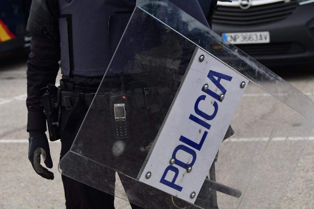 Se hacía pasar por otras personas con IA hasta que su rostro apareció durante un segundo