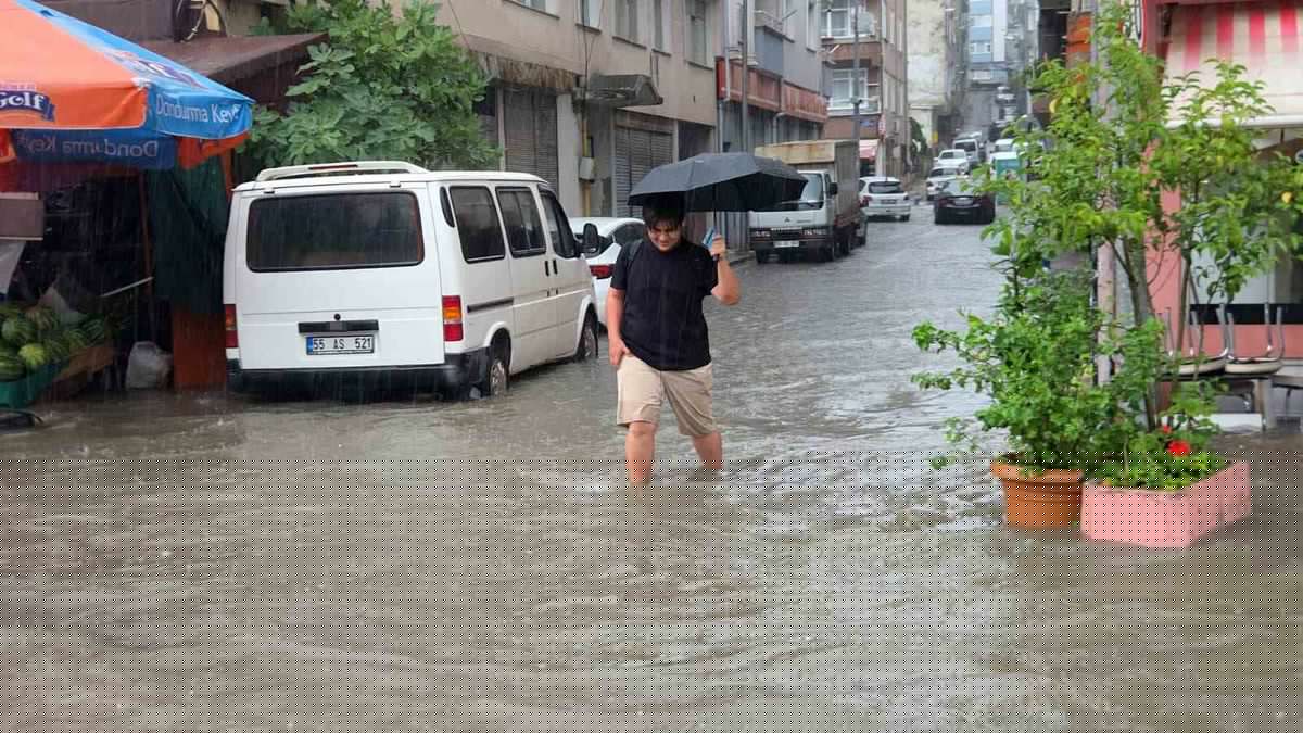 Samsun'da sağanak: Canik'te yollar göle döndü