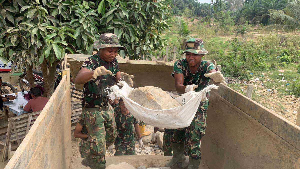Kerja Tanpa Henti, Prajurit TNI Bangun Puluhan Jembatan untuk Pulihkan Sumut