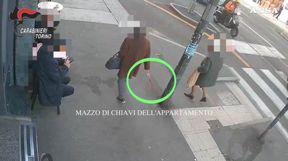 Torino, insegue 92enne nell’androne di casa e la rapina: incastrato dalle telecamere di videosorveglianza