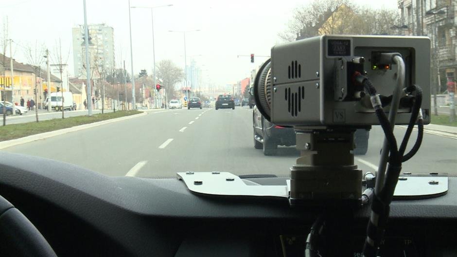 Državljanin Turske vozio 216 km/h i preticao zaustavnom trakom, podneta prekršajna prijava