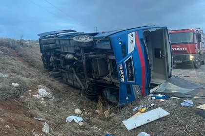 Gati 20 persona të plagosur pasi autobusi që transportonte të burgosur përmbyset në Stamboll