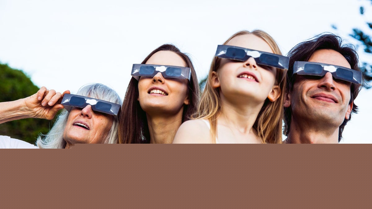 Consejos de los expertos para ver el eclipse con niños: "Queremos que lo recuerden como una experiencia emocionante, no como un problema de salud que podría haberse evitado"