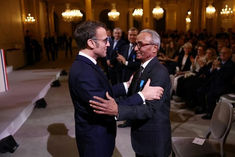 "Ça y est je suis chevalier!": Macron décore le dernier vendeur de journaux à la criée de Paris