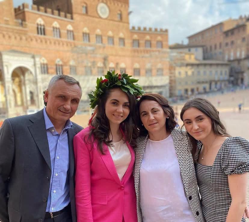 FOTO Performanță de excepție în Italia: Două surori de origine română au absolvit Medicina cu punctaj maxim la Universitatea din Siena / ”Povestea familiei Aldea este un exemplu despre muncă”