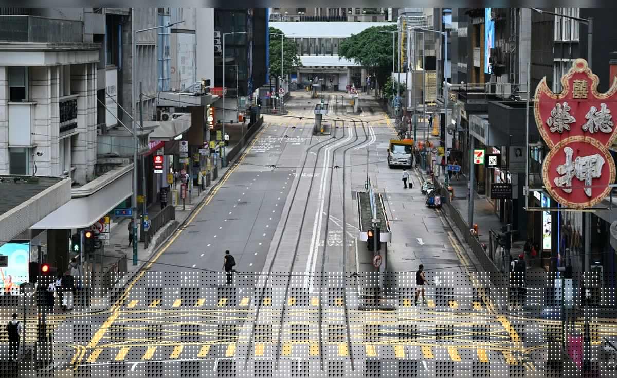 Hong Kong y el sur de China se paralizan ante la inminente llegada del supertifón 'Ragasa'