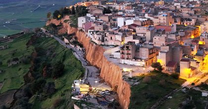 Niscemi, le immagini prima e dopo la frana: così il crollo ha spazzato via la strada che circondava il comune