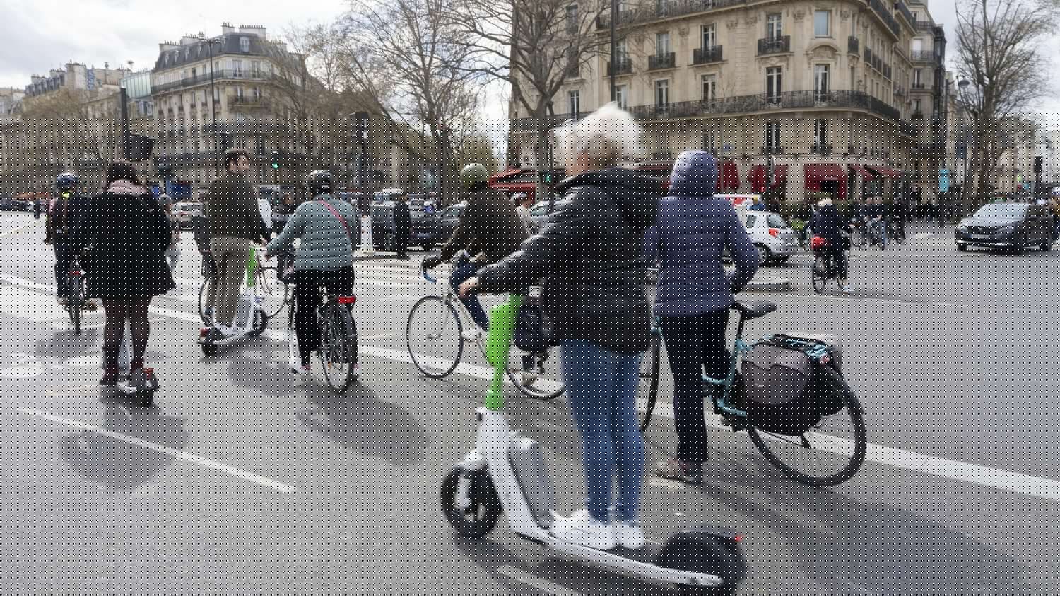 "Je trouve ça un peu abusé" : à Paris, l’obligation du casque et du gilet pour les trottinettes électriques suscite l’incompréhension des usagers contrôlés