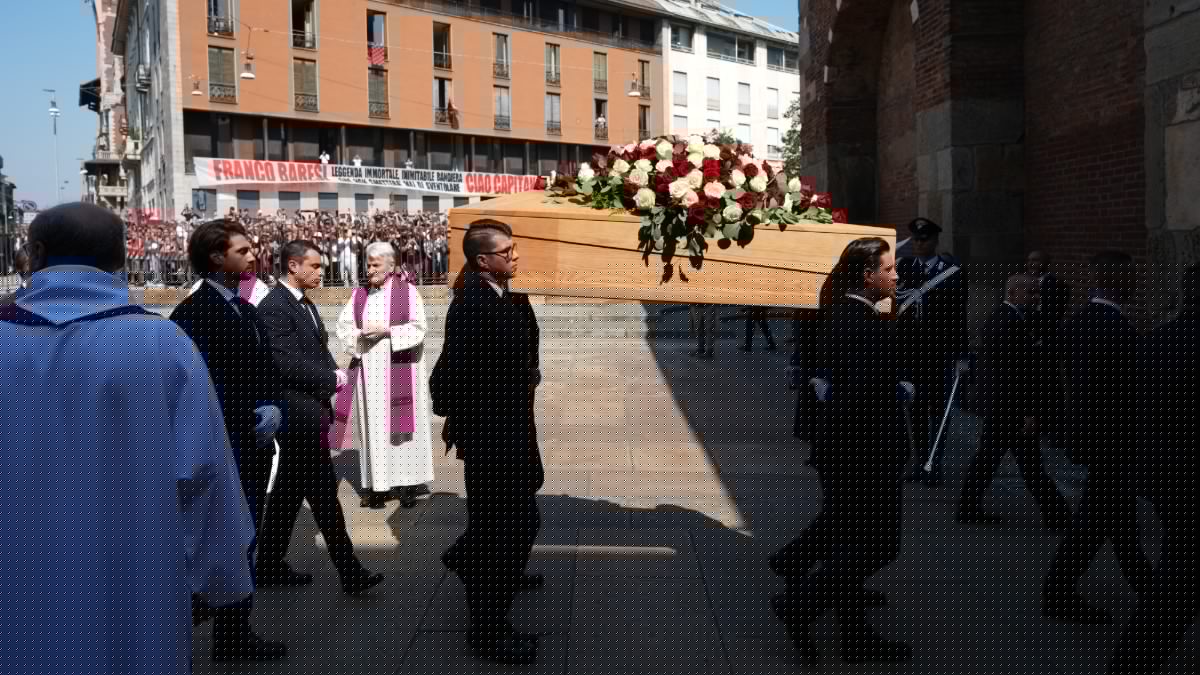 Funerali di Baresi a Milano, fischi della folla per il sindaco Giuseppe Sala