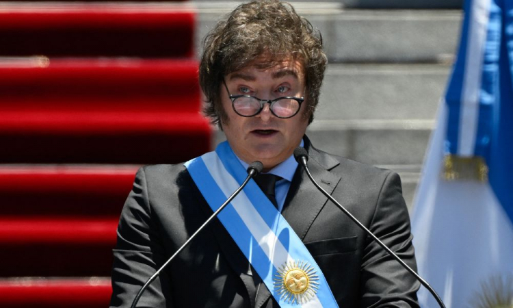 Milei sobe ao palco durante show da ex-namorada e canta clássico do rock argentino
